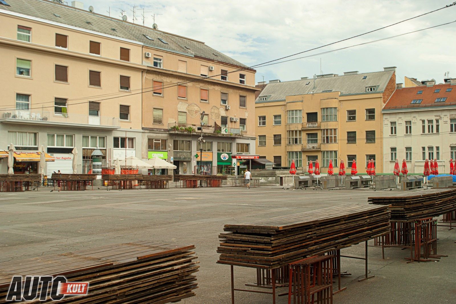 Plac Dulac w niedzielę wygląda smutno, w tygodniu jest tutaj gwarne targowisko.