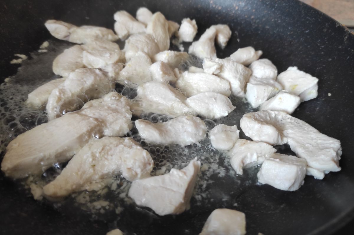 Why chicken foams during frying and how to prevent it