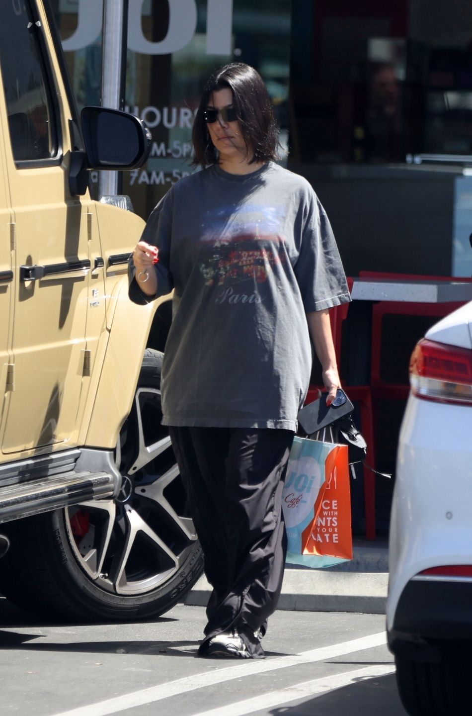 Kourtney Kardashian idzie do sklepu z Travisem Barkerem
