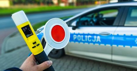 "Trzeźwy poranek" w powiecie jędrzejowskim. Wpadł kierowca busa jadący po pasażerów
