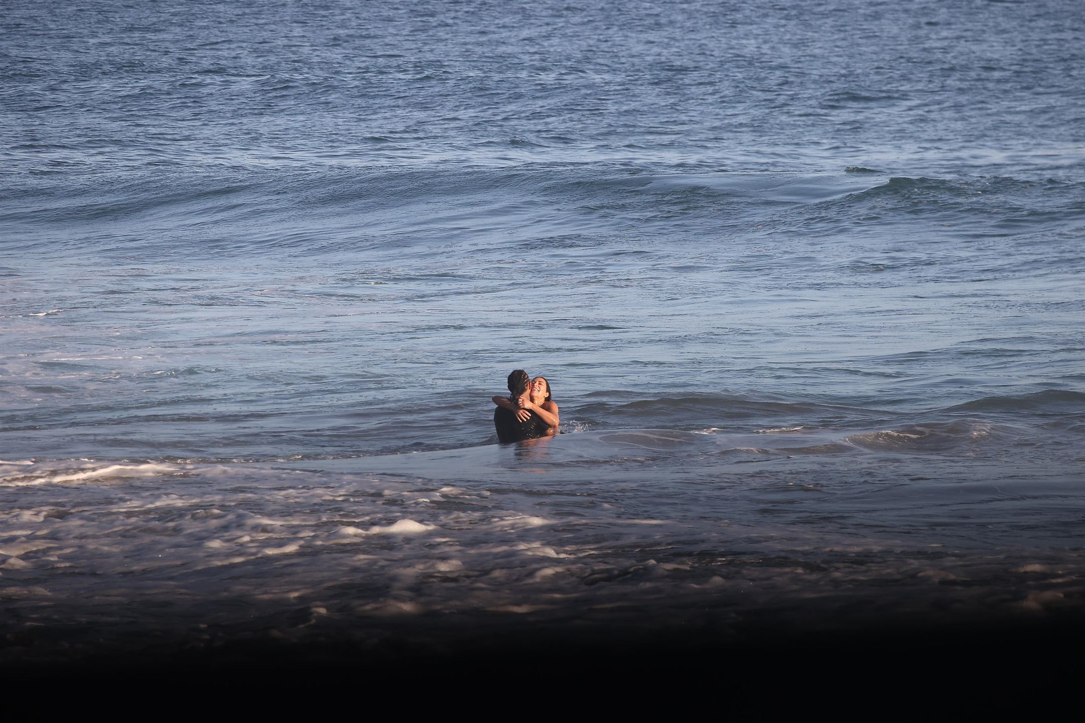 *PREMIUM-EXCLUSIVE* Kim Kardashian and Lewis Hamilton seal their relationship with a kiss as they spend a day surfing together in Malibu **WEB EMBARGO UNTIL 4 pm ET on April 22, 2026**RMBI / BACKGRID / Backgrid USA / ForumKim Kardashian, Lewis Hamilton, bikini top, surf suit, surf board, surfing, Malibu, PDA, kissing, dating, romantic, relationship