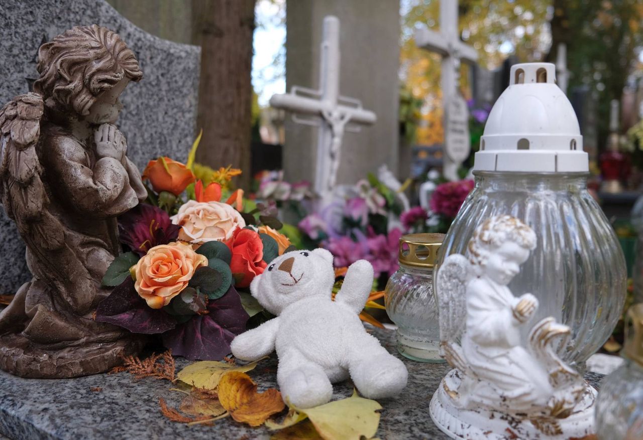 53-latka okradała dziecięce groby. Ksiądz złapał ją na gorącym uczynku