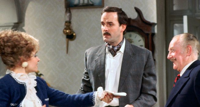 BBC nie wyemituje nowych odcinków „Hotelu Zacisze”. John Cleese znalazł inną stację telewizyjną