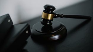 Domowy oprawca zatrzymany. Groził śmiercią, mimo że sąd zakazał mu zbliżać się do rodziców