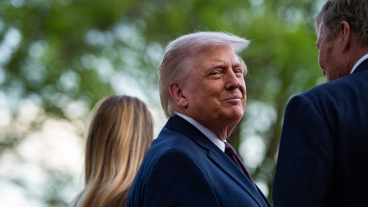 US President Donald Trump speaks with King Willem-Alexander (R) of the Netherlands during an arrival ceremony outside the White House in Washington, DC, USA, 13 April 2026. US President Trump is hosting the King and Queen of the Netherlands for a White House dinner. EPA/SALWAN GEORGES / POOL Dostawca: PAP/EPA.