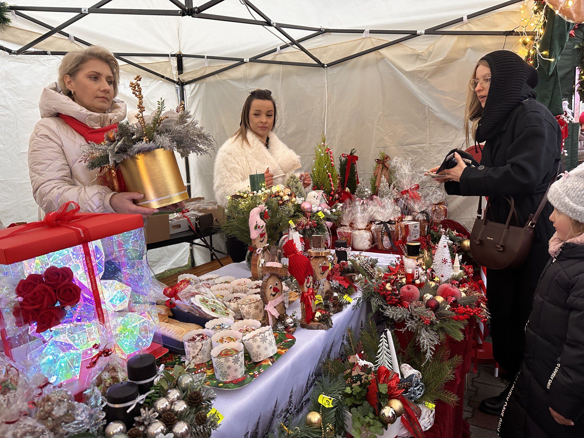 Na placu na uczestników czeka moc atrakcji. Są stoiska z rękodziełem i produktami lokalnymi.