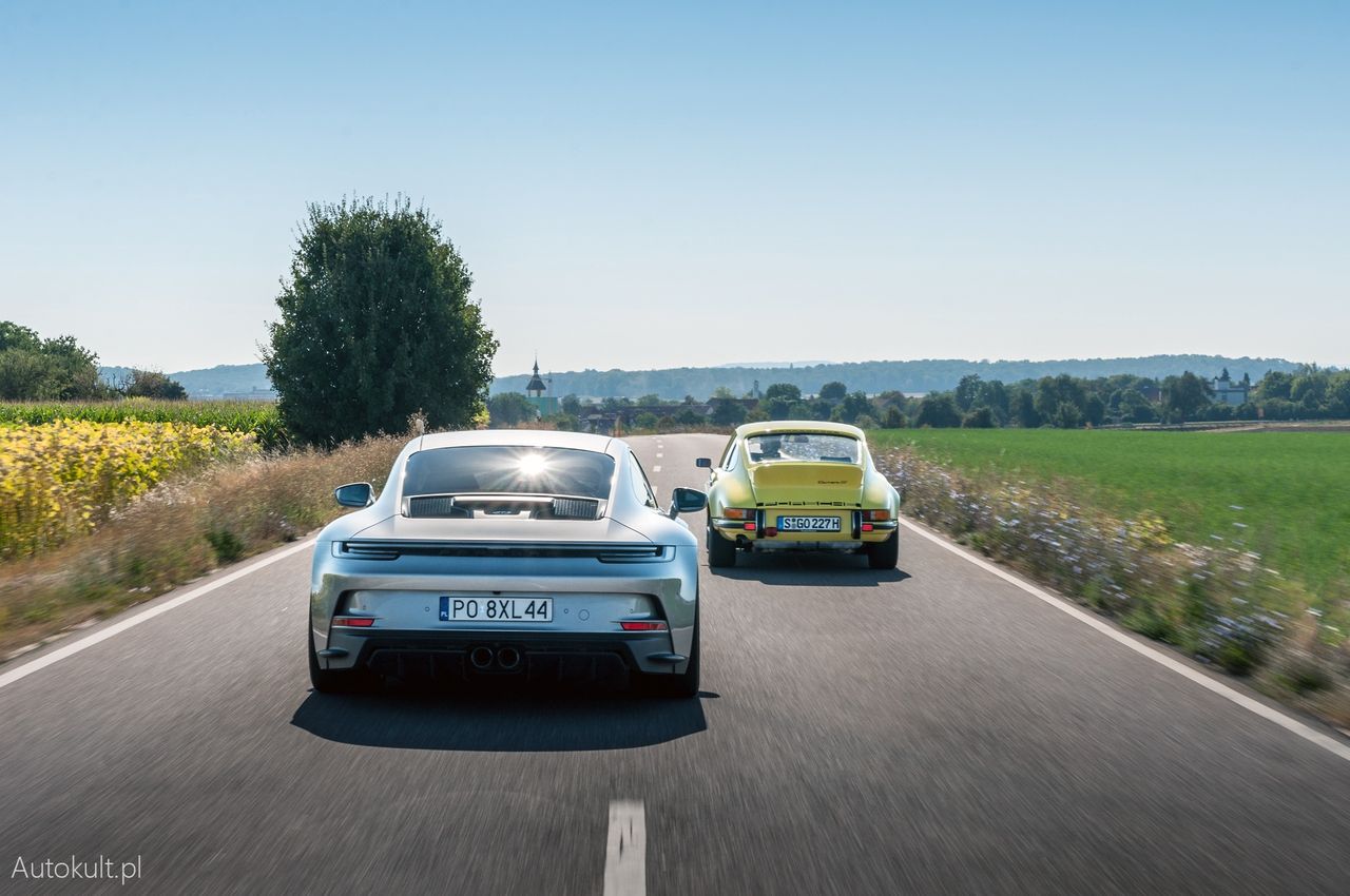 Porsche 911 GT3 Touring vs Porsche 911 Carrera RS 2.7