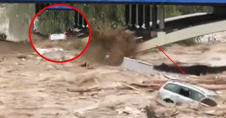 Woda z łatwością porwała samochód. Wideo pokazało siłę żywiołu