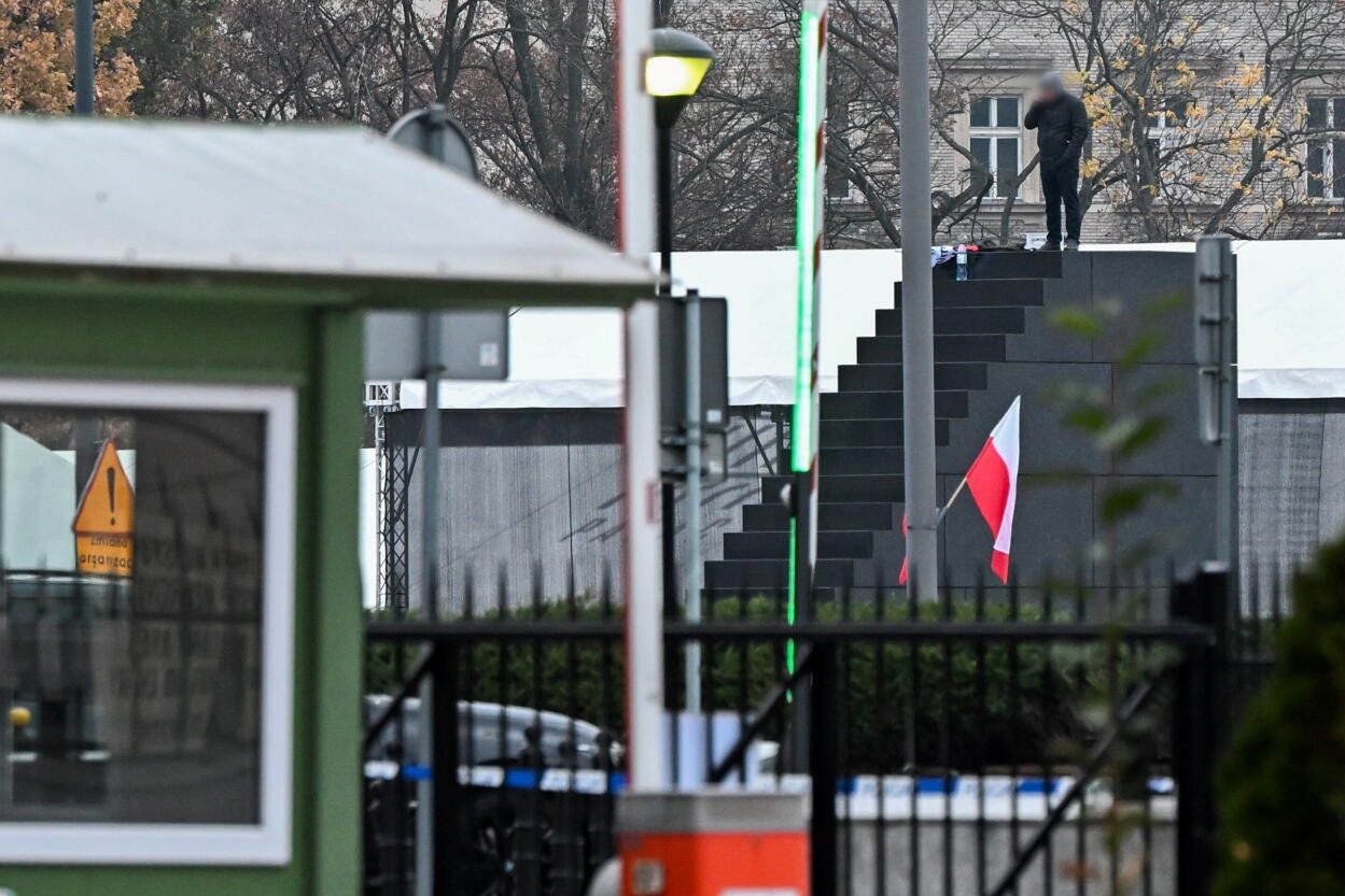 Mężczyzna wtargnął na pomnik Ofiar Tragedii Smoleńskiej - AKTUALIZACJA