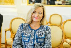 Została sama. Monika Richardson powiesiła obraz w miejscu po pianinie byłego