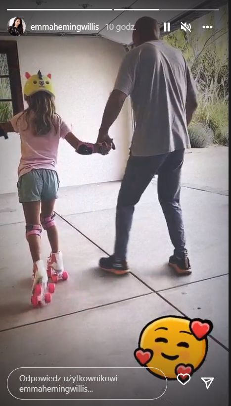 Bruce Willis podtrzymuje córeczkę.