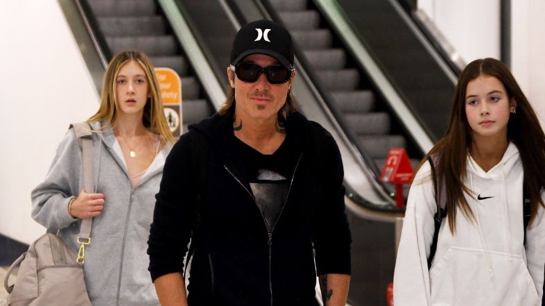 Keith Urban na lotnisku w towarzystwie córek
