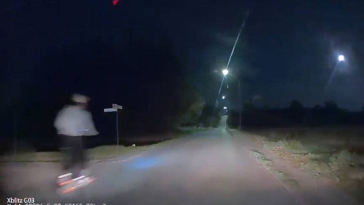 Kierujący hulajnogą wyprzedził auto, kiedy to wykonywało manewr skrętu na skrzyżowaniu w Jakubowicach Konińskich
