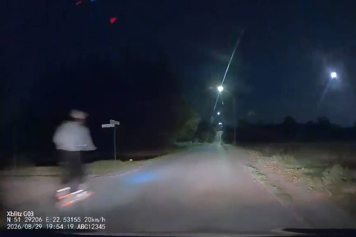 O krok od tragedii pod Lublinem. Pędził hulajnogą obok skręcającego auta, nagranie ku przestrodze