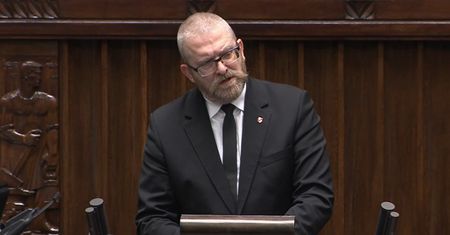Spore emocje w Sejmie. Braun nagle pojawił się na mównicy