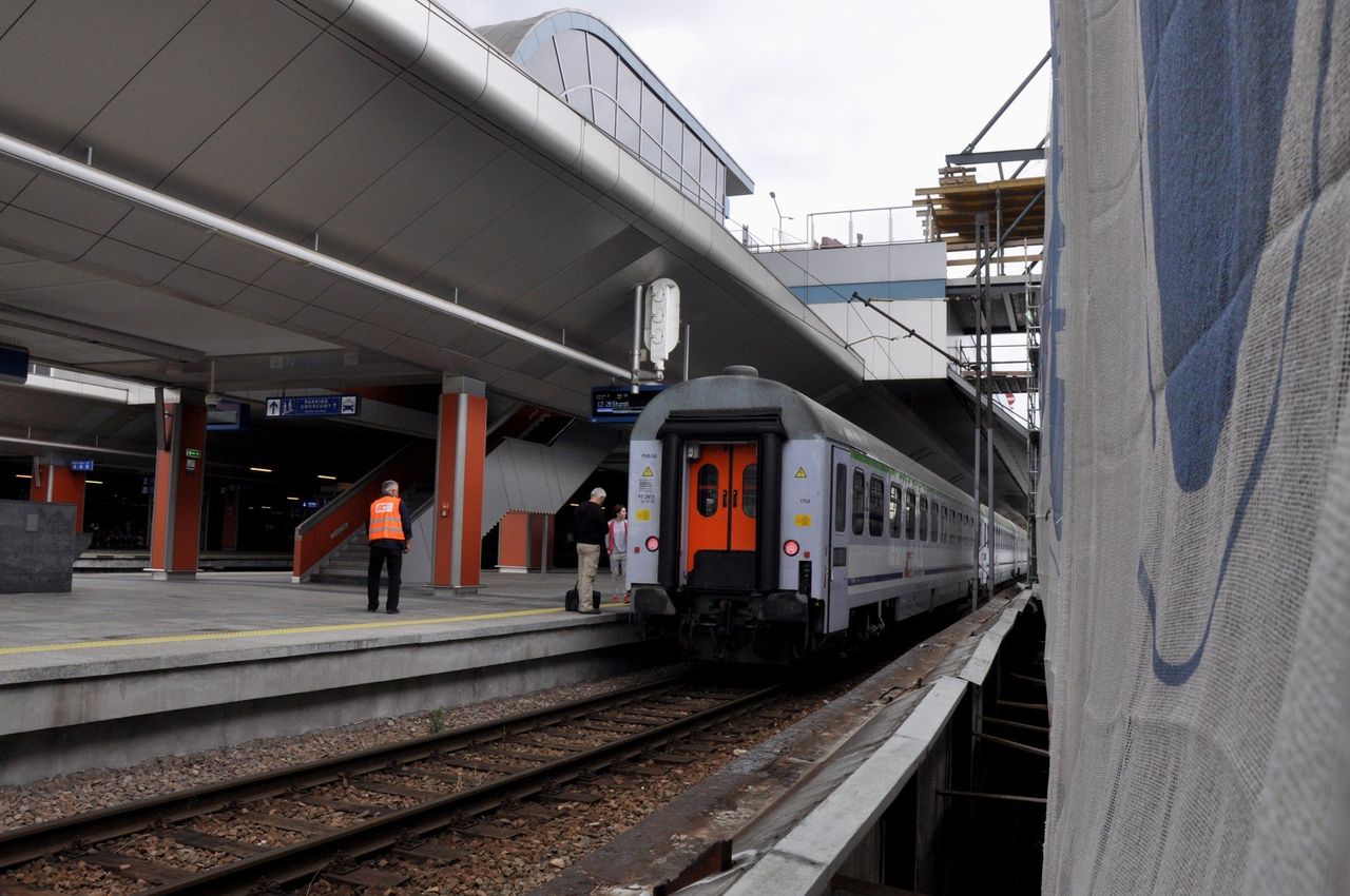 Kraków: Niebezpieczna sytuacja na dworcu. Dwa pociągi na jednym torze