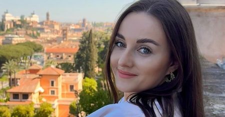 W takim stroju paradowała po wsi. Petarda