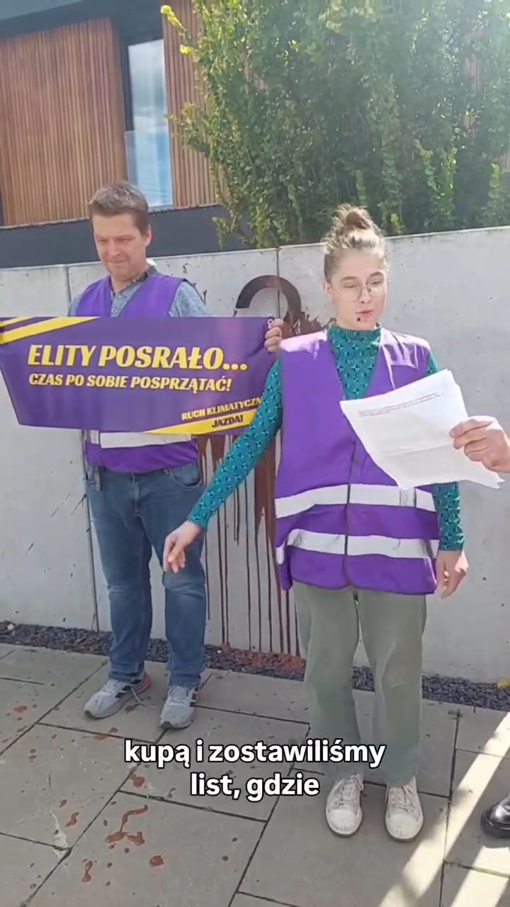 Działacze oblali sztuczną kupą ogrodzenie domu Andziaks i Luki