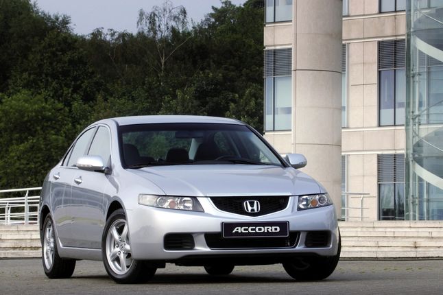 Zaprezentowana trochę później Honda Accord to naturalna kontynuacja poprzedniczek.