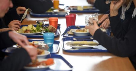 Zakaz rozmów podczas posiłków. Nowa zasada we włoskiej szkole oburzyła rodziców