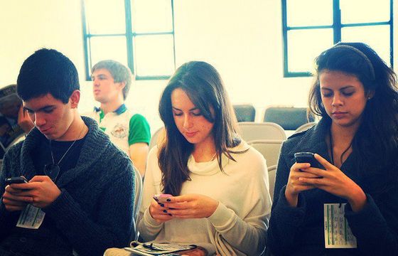 W 2023 roku sprzedaż smartfonów wyniesie 1,85 miliarda sztuk, w standardzie sztuczna inteligencja