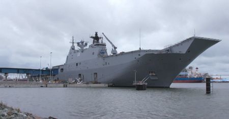 Koronawirus na pokładzie HMAS Adelaide. Australijska fregata płynęła do Tonga z pomocą