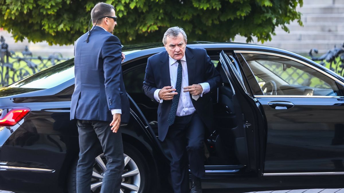 Czym jeżdżą w ministerstwach? Posłowie KO komentują. Na zdjęciu minister kultury i dziedzictwa narodowego Piotr Gliński