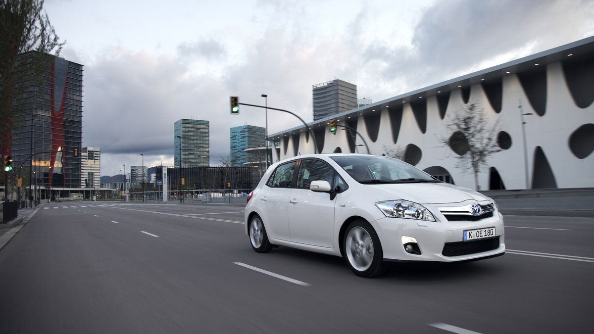 Toyota Auris Hybrid ma mniej niż 10 lat i zapłacisz za nią ok. 35 tys. zł.  Może być tanią przepustką do nieznanego jeszcze wielu kierowcom świata hybryd.