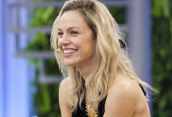 Stanęła na ściance w legginsach. To już nie jest faux pas