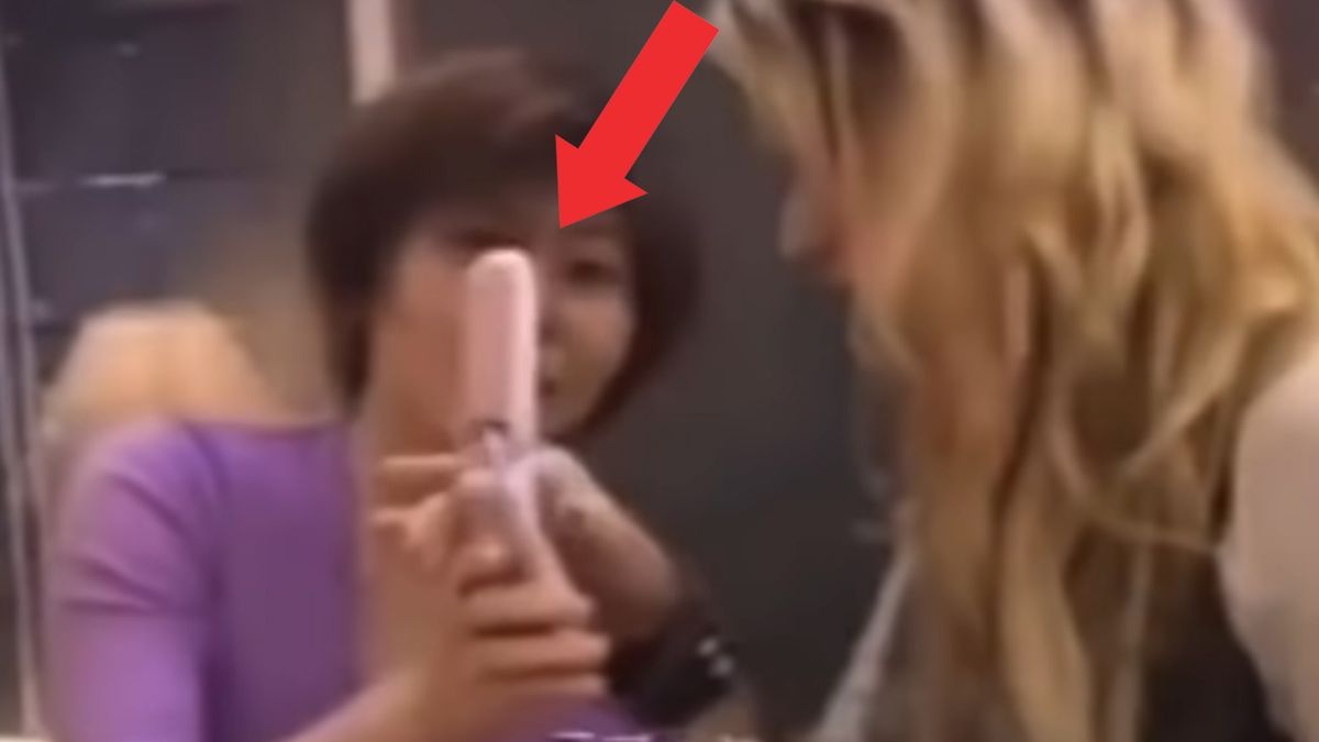 Shakira przygląda się telefonowi z aparatem.