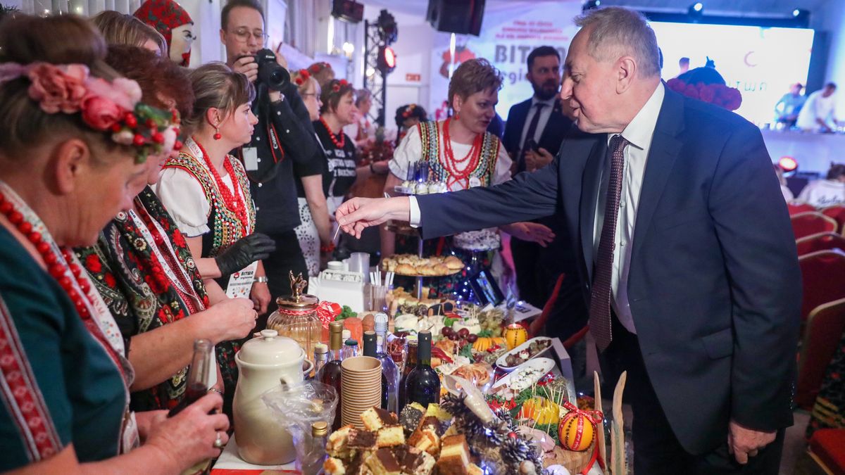 Pułtusk, 10.12.2022. Wicepremier, minister rolnictwa i rozwoju wsi Henryk Kowalczyk (P) na finale Konkursu Kulinarnego dla Kół Gospodyń Wiejskich pn. "Bitwa Regionów", 10 bm. w Domu Polonii w Pułtusku. (aldg) PAP/Tomasz Gzell