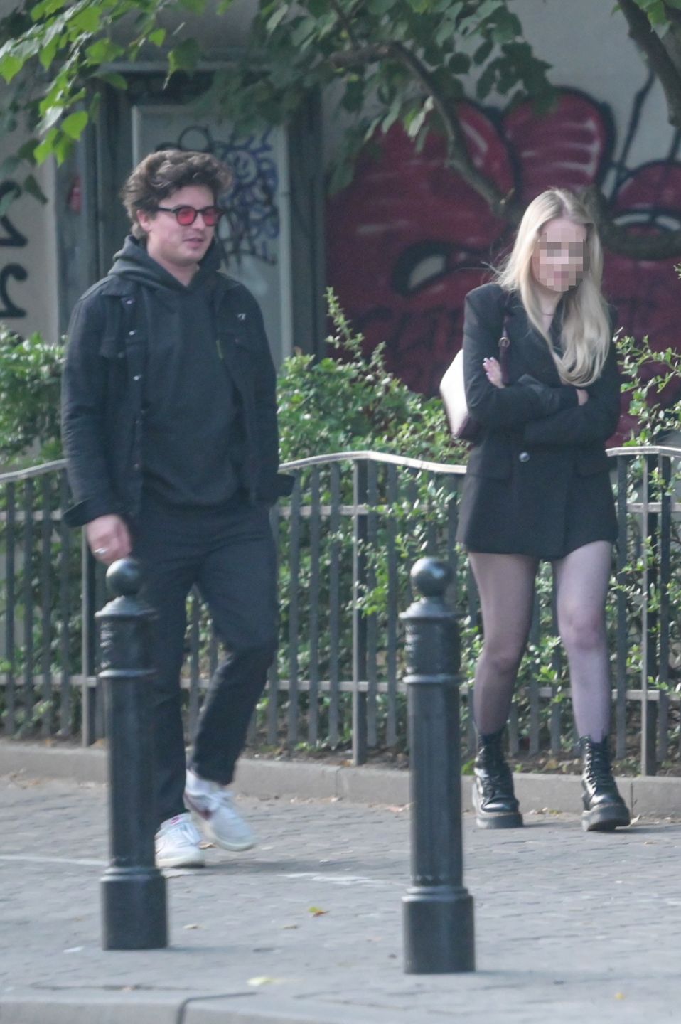 Kuba Karaś wraca poranną porą do mieszkania z tajemniczą blondynką