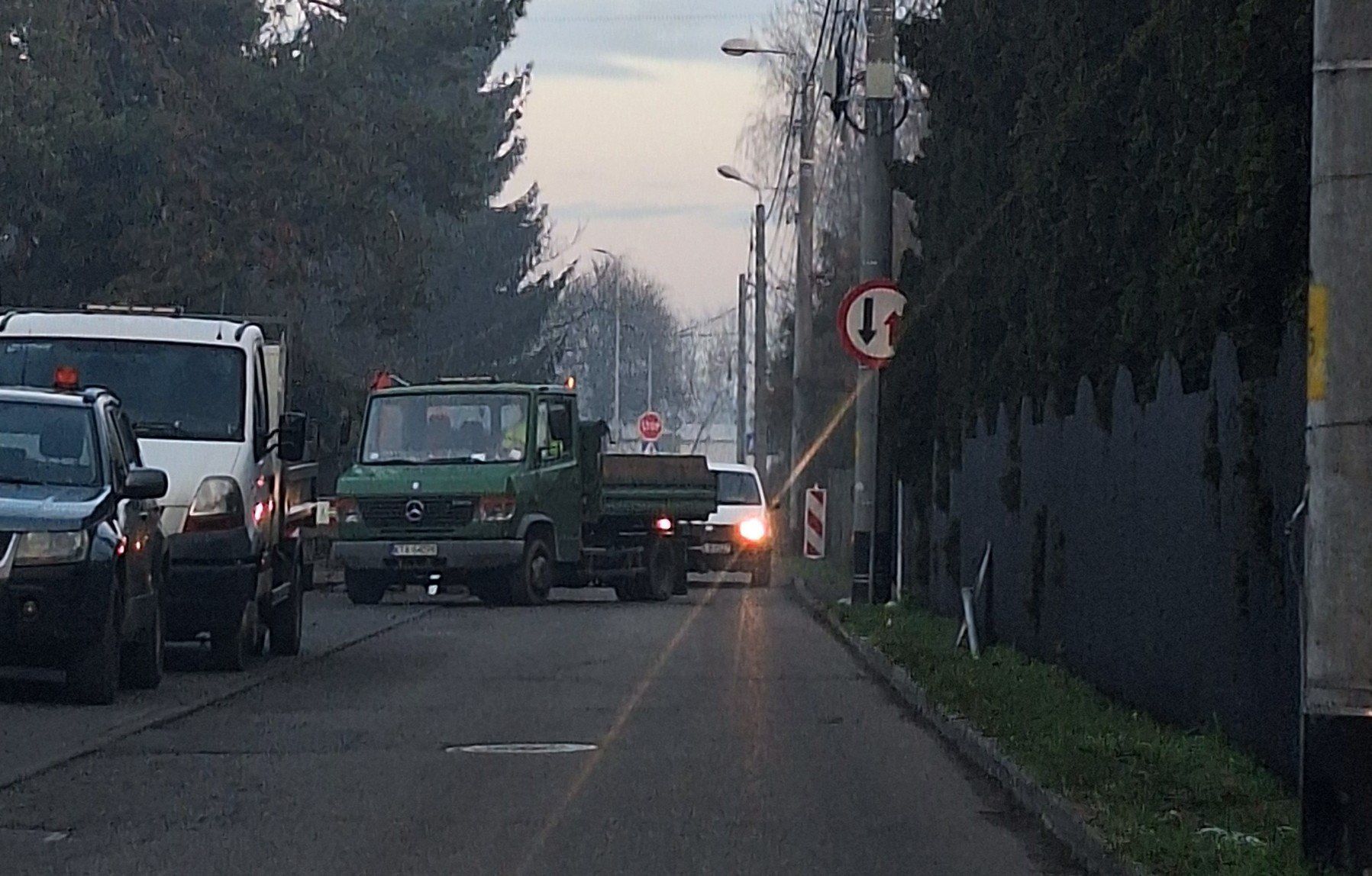 Ulica Ostrogskich na 60-metrowym odcinku ma zostać poszerzona o znajdujący się obok niej pas zieleni, na którym rósł do tej pory żywopłot. Prace już się rozpoczęły