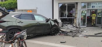 Samochód uderzył w  Instytutu Lotnictwa w Warszawie. Dwie osoby poszkodowane