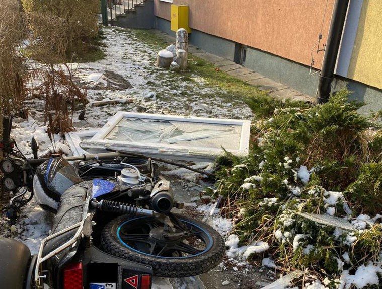 Śląsk. Policja prowadzi dochodzenie w sprawie wybuchu w bloku przy ul. Przedwiośnie w Gliwicach Sośnicy. 