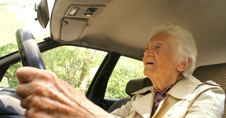 Wyniki badań bezlitosne dla seniorów. Ryzyko poważnych wypadków