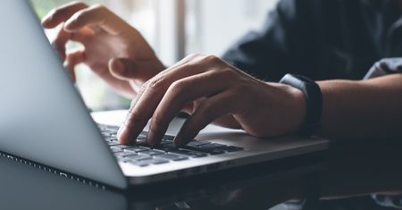 Oświęcim: "Na inwestycje w akcje". 49-latek padł ofiarą oszustwa