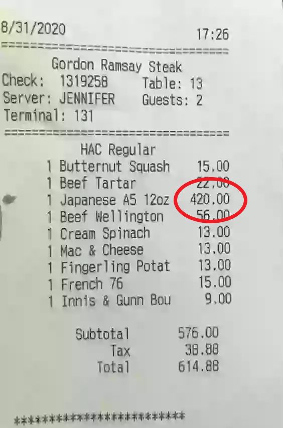 Mężczyzna pokazał rachunek z restauracji