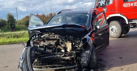 Brzozowa: Nieustąpienie pierwszeństwa przyczyną wypadku. Dwie osoby w szpitalu