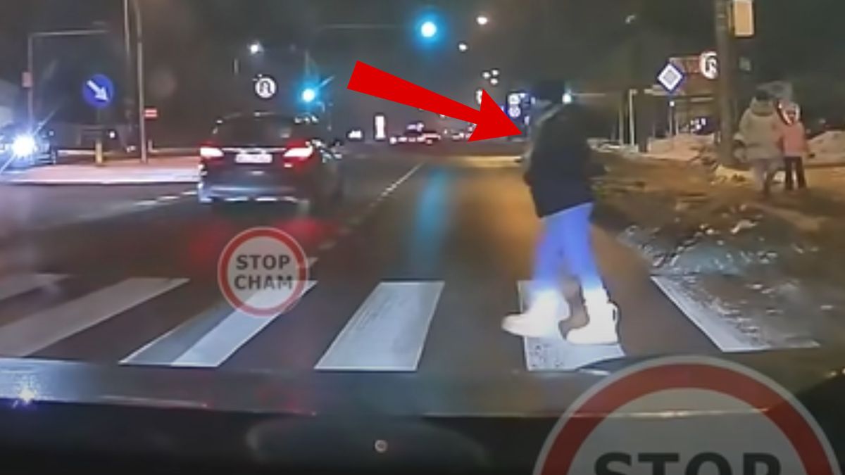 Nagranie z Marek. Skandal, co zrobiła piesza.