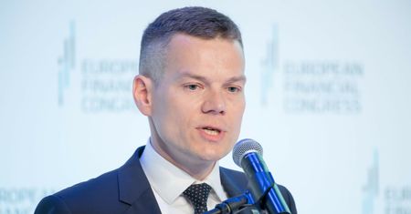 Szef KNF będzie zarabiać więcej niż premier. Komisja komentuje