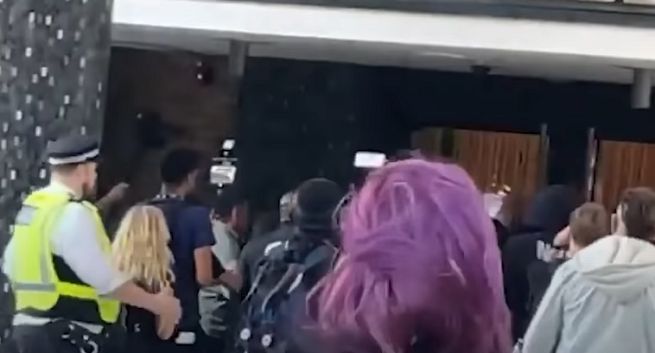 Antyszczepionkowcy próbowali wedrzeć się do dawnej siedziby BBC