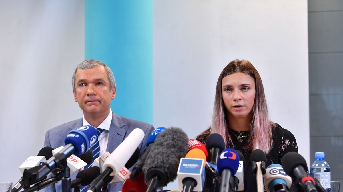 Warszawa, 05.08.2021. Białoruska biegaczka Kryscina Cimanouska (P) i białoruski polityk Pavel Latushka (L) podczas konferencji prasowej w Warszawie, 5 bm. Sportsmenka pod opieką przedstawicieli polskich władz 4 bm. opuściła Tokio, gdzie uczestniczyła w Igrzyskach Olimpijskich. (mr) PAP/Radek Pietruszka