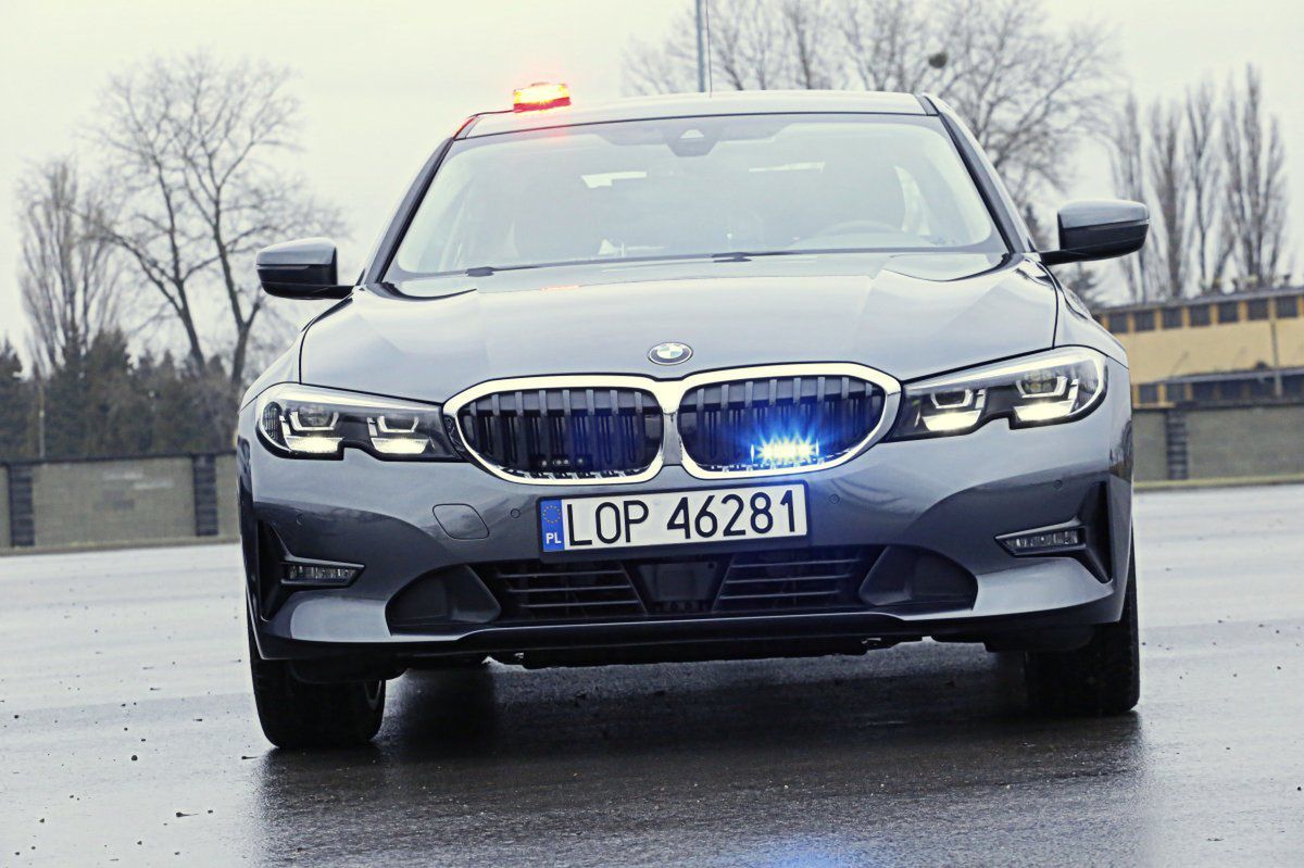 Policjanci z zarzutami. Wszystko zaczęło się od uszkodzonej szyby w BMW