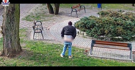 Najpierw pokazał środkowy palec, potem ściągnął spodnie i wypiął gołe pośladki
