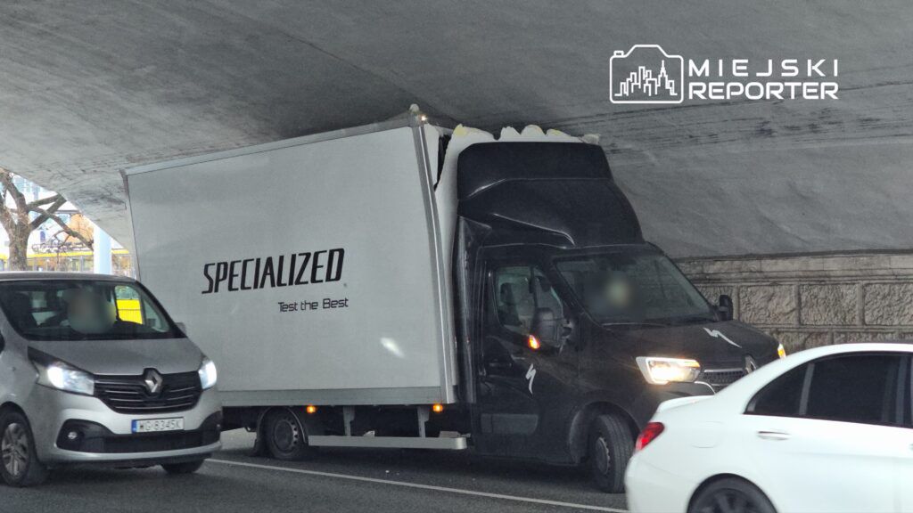 Warszawa: Kierujący pojazdem dostawczy wjechał w wiadukt kolejowy na Pradze