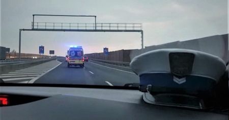 Eskortowali karetkę z sercem. Policjanci opublikowali mocne nagranie