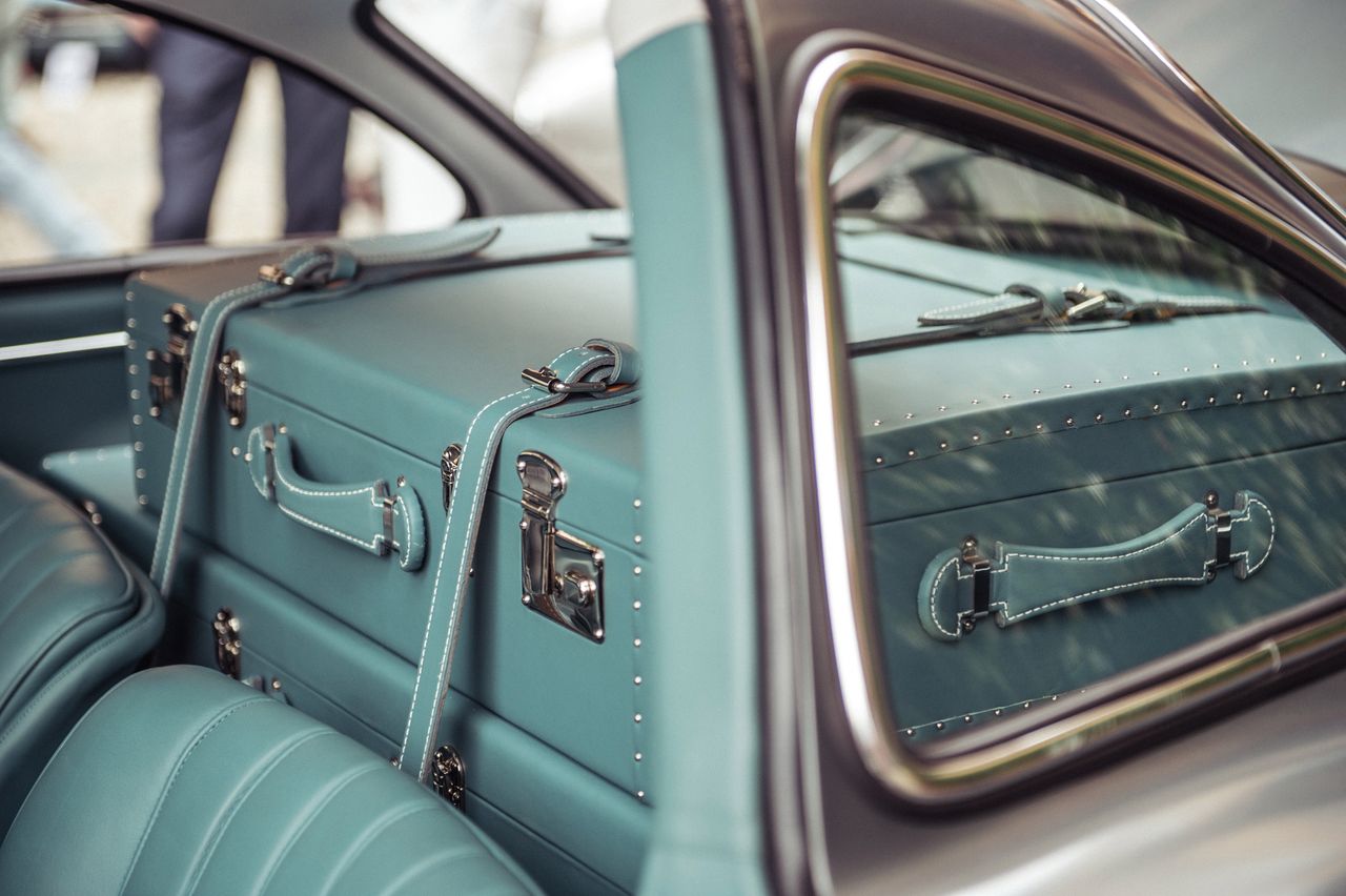 Tzw. "Matching Luggage" - walizki pod kolor tapicerki, idealnie pasujące do przestrzeni załadunkowej samochodu. Mercedes 300 SL Gullwing z 1955 r.