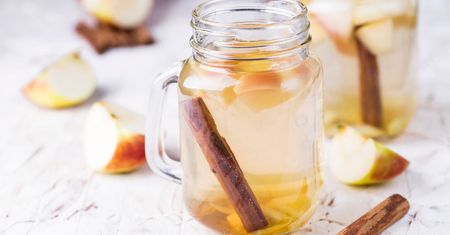 Jesienią i zimą przygotowuję lemoniadę na gorąco. Smakuje jak szarlotka