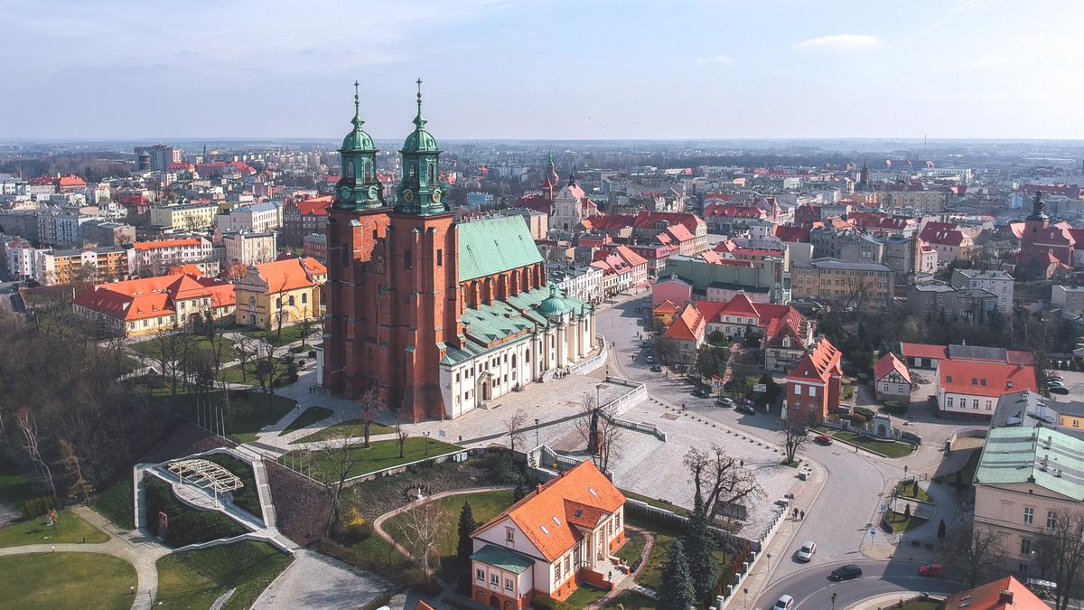 DCIM/100MEDIA/DJI_3379.JPGgniezno, wielkopolska, poland, poznan, cathedral, aerial, architecture, basilica, brick, building, capital, catholic, christianity, church, city, cityscape, day, drone, europe, european, famous, gothic, historic, history, house, landmark, landscape, market, medieval, monument, old, panoramic, religion, roman, roof, sky, spring, street, summer, sunny, tourism, tower, town, travel, tree, urban, view